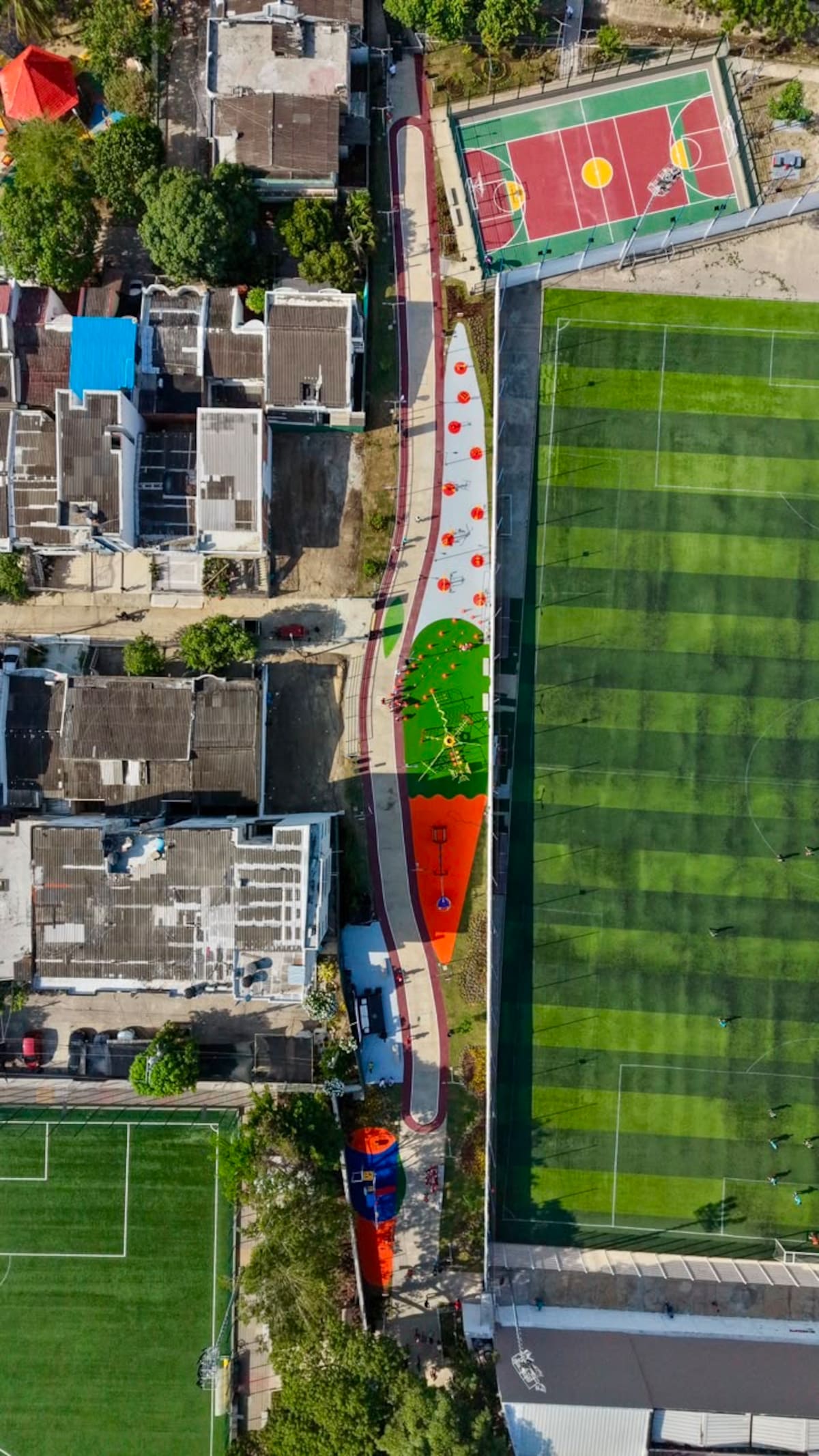 Las canchas de fútbol de Alameda y San Fernando hoy le brindan todas las garantías a los practicantes. //Cortesía Ider