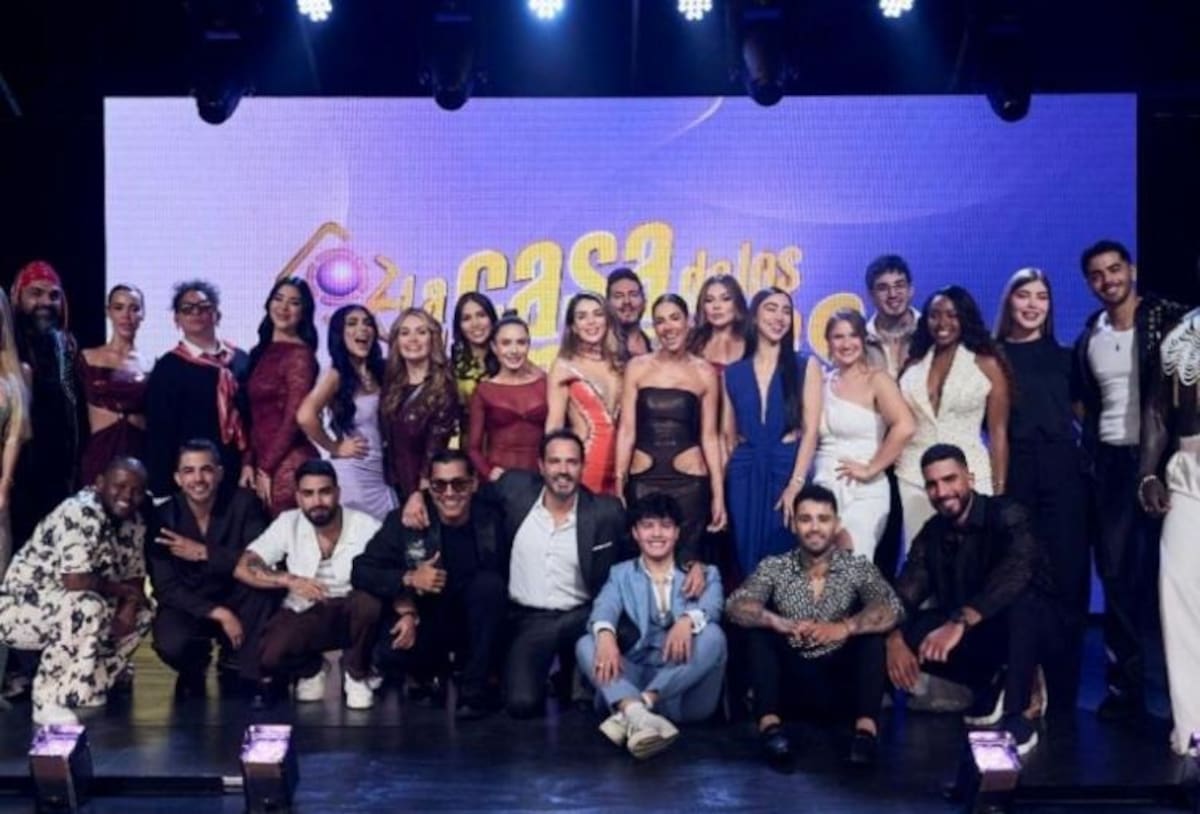 Los 23 participantes de La casa de los famosos Colombia y su equipo de presentadores. // foto RCN