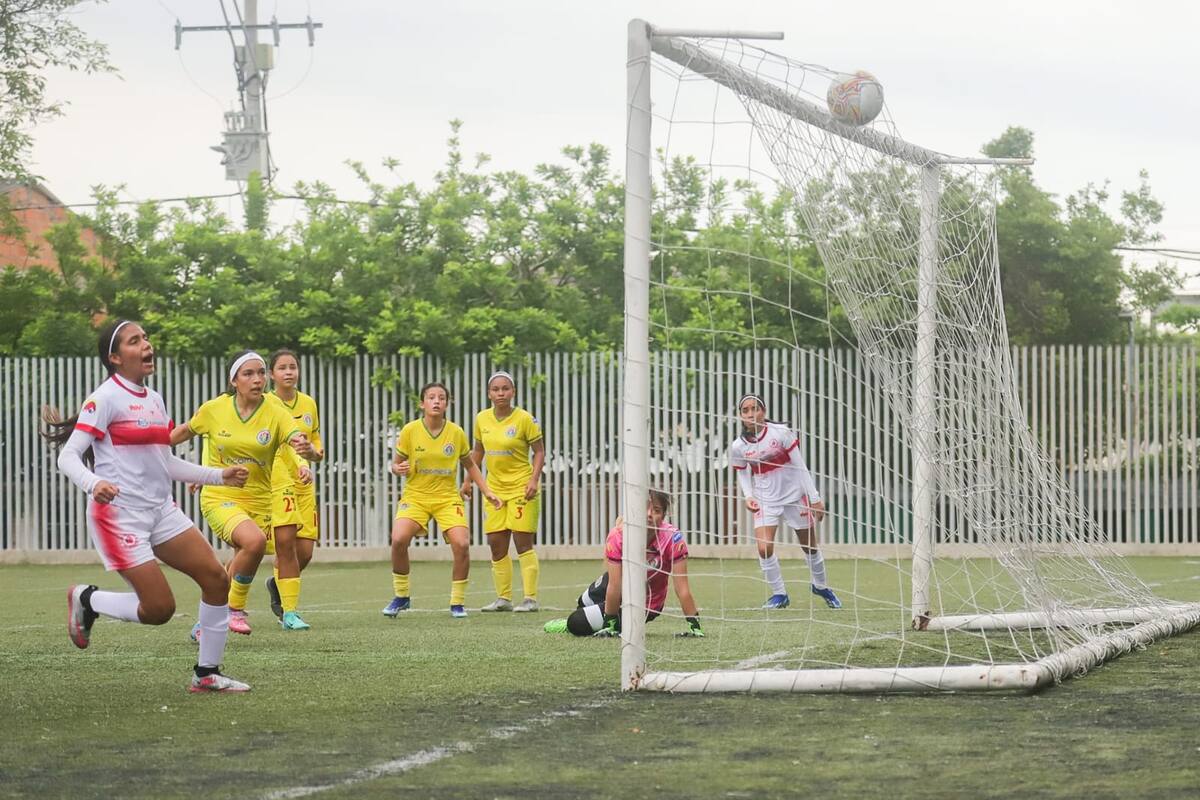 Acción del encuentro entre las selecciones de Atlántico y Meta correspondiente al Clasificatorio Femenino Sub-15 de Fútbol.