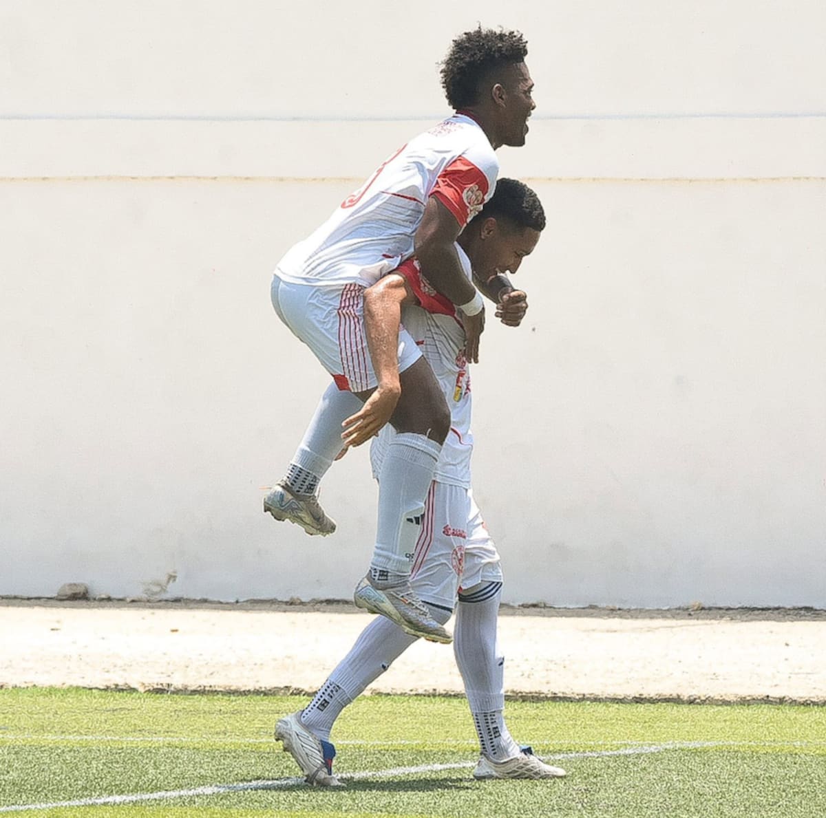 Ebaldo Pérez (abajo), es felicitado por uno de sus compañeros tras anotar el segundo gol ante el seleccionado de Tolima.//Cortesía Liga del Atlántico.