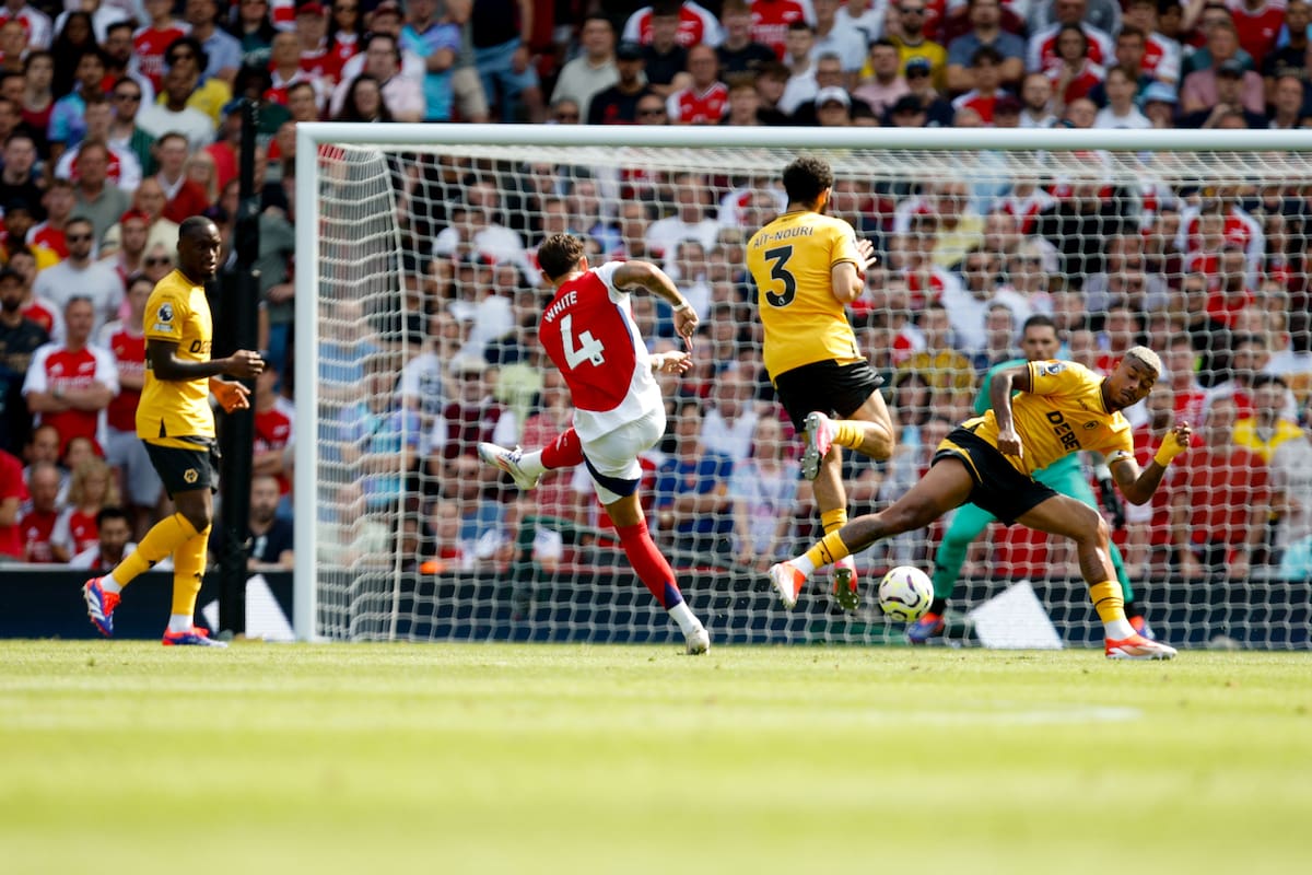 Ben White del Arsenal dispara a portería durante el partido de la Premier League inglesa entre el Arsenal y el Wolverhampton Wanderers en Londres. //EFE