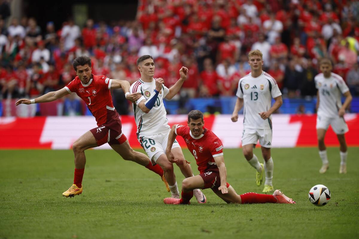 Remo Freuler (3-L) de Suiza en acción contra Roland Sallai (2-L) de Hungría durante el partido de la UEFA EURO 2024 del grupo A entre Hungría y Suiza en Colonia, Alemania. //EFE