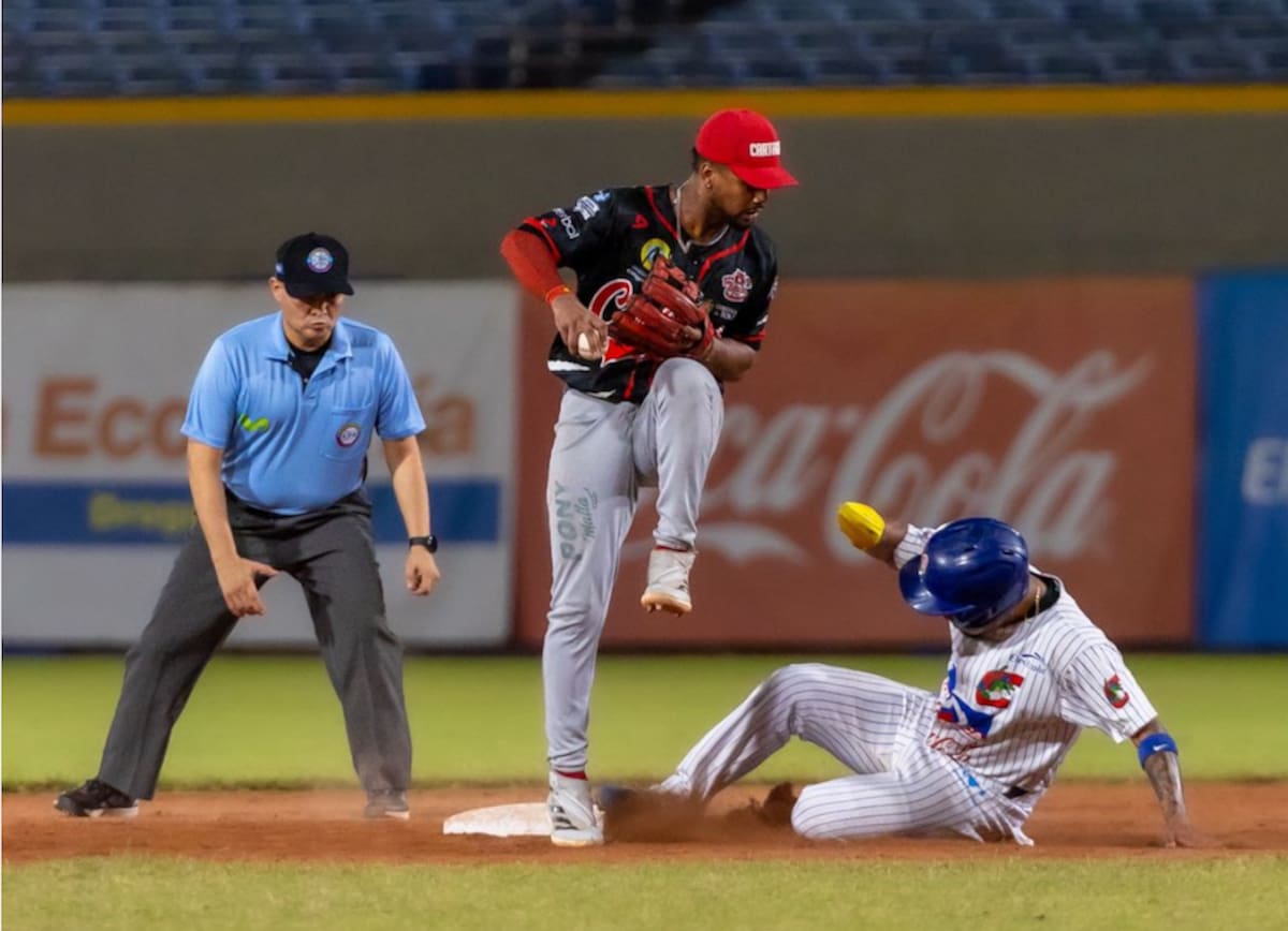 Las novenas Tigres de Cartagena y Caimanes de Barranquilla inician este martes la disputa por el título de la Liga Profesional de Béisbol Colombiano.//Cortesía @caimanesLPB.