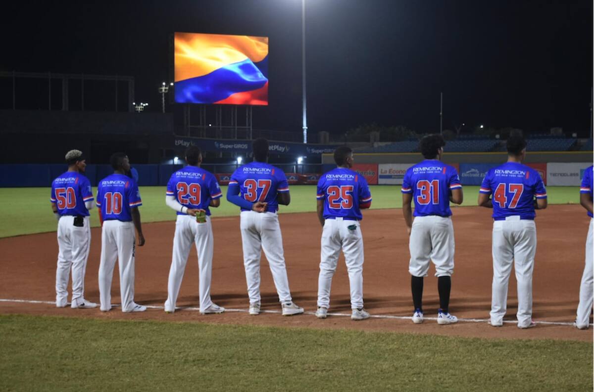 Peloteros de Caimanes en los actos protocolarios antes del juego ante Tigres de Cartagena disputado este viernes en el estadio Édgar Rentería de Barranquilla.//Cortesía @caimanesLPB