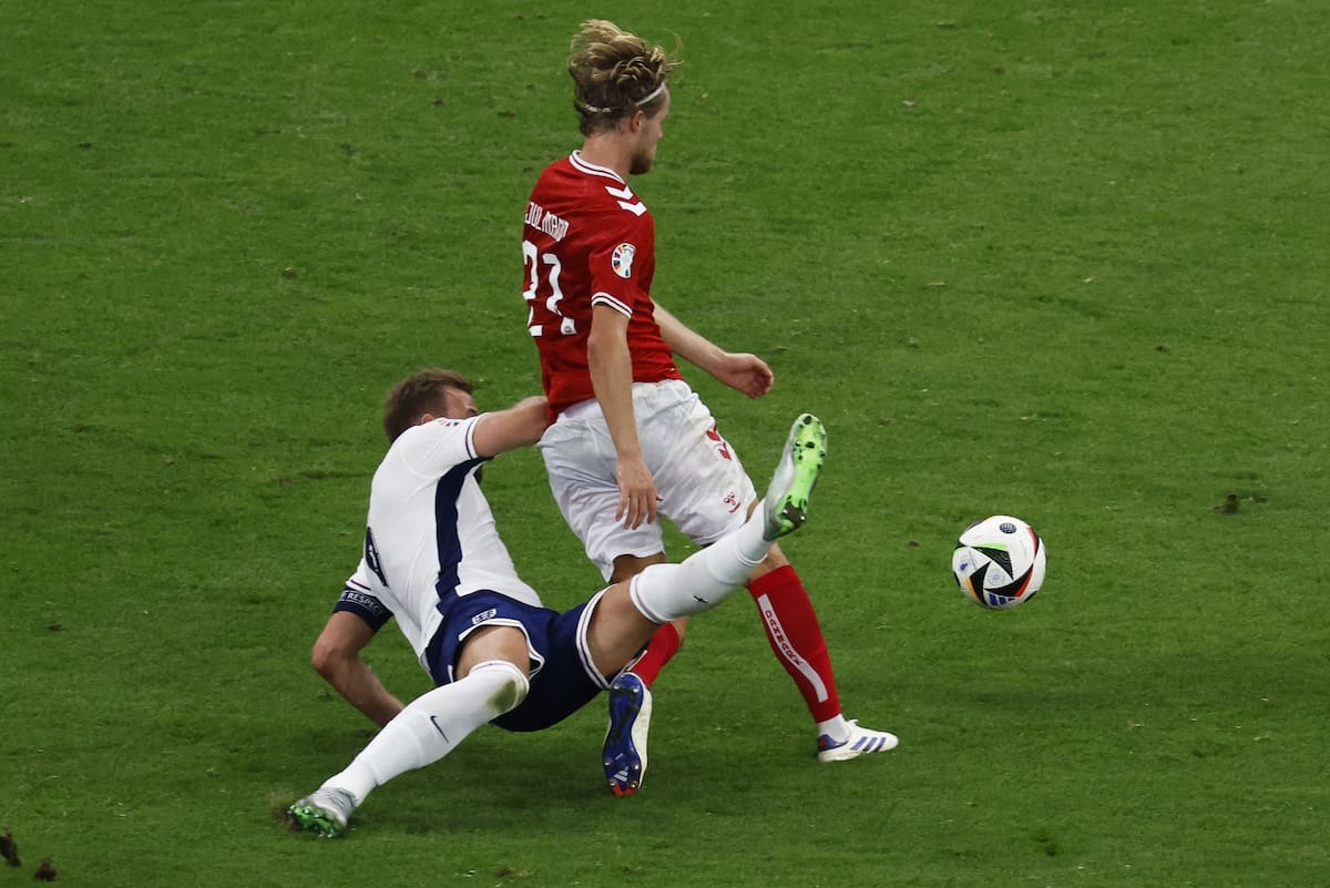 Harry Kane (i) de Inglaterra en acción contra Morten Hjulmand de Dinamarca durante el partido del grupo C de la UEFA EURO 2024 entre Dinamarca e Inglaterra, en Frankfurt Main (Alemania), el 20 de junio de 2024. //EFE