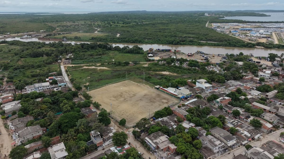 El lote donde estará la unidad deportiva y cultural de Pasacaballos, consta de medidas de 24 mil metros cuadrados. // Foto: Cortesía - Alcaldía de Cartagena.
