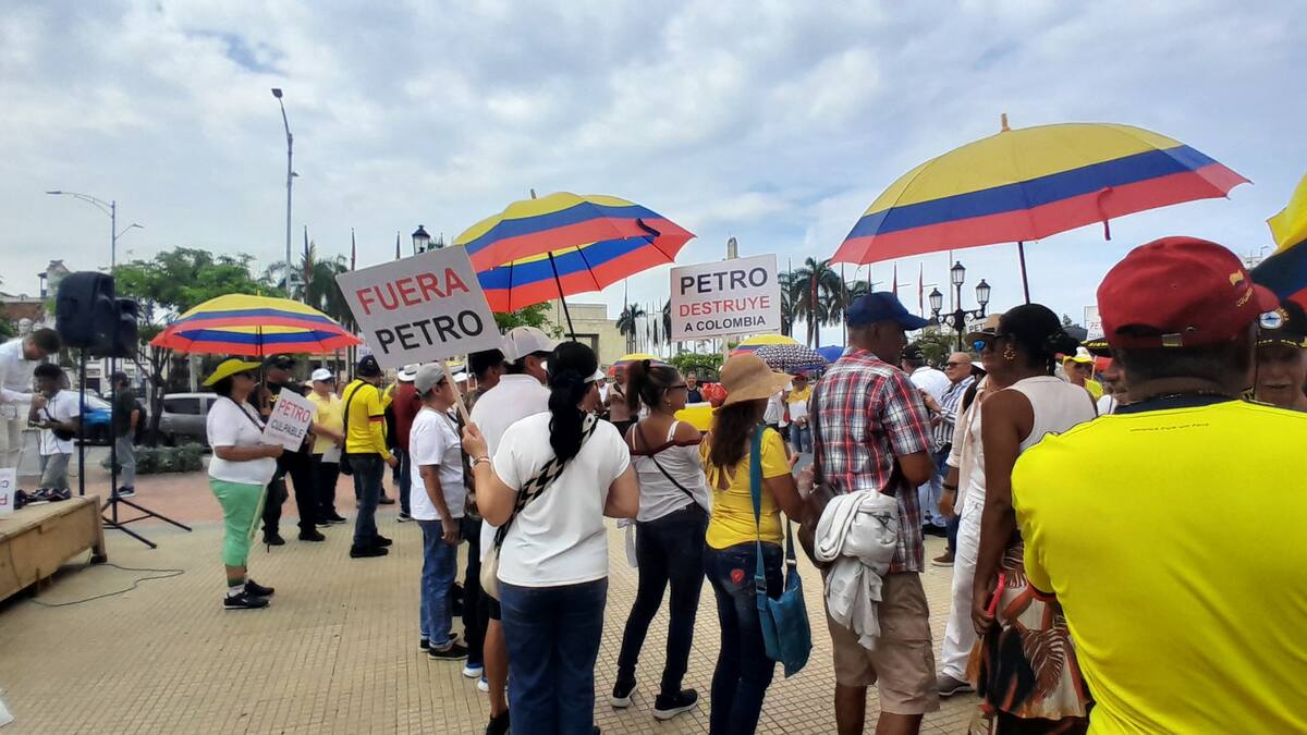 Pasadas las 11 de la mañana, los manifestantes llegaron al Camellón de los Mártires, donde realizaron un plantón.// Foto: Julio Castaño- El Universal