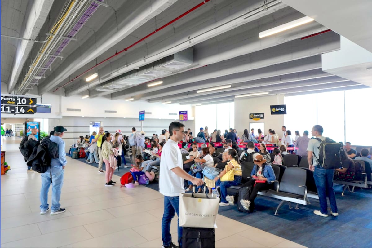 Los pasajeros que arriban o salen desde el Aeropuerto Ernesto Cortissoz se quejan de las malas instalaciones que hay en el mismo.//Archivo.