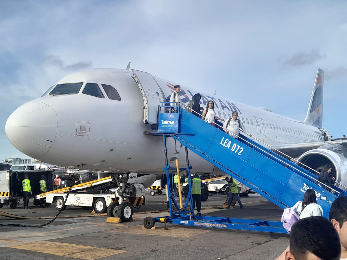 Pasajeros descienden de una aeronave de un vuelo nacional en el aeropuerto Rafael Núñez de Caratgena. // HFA - EU.