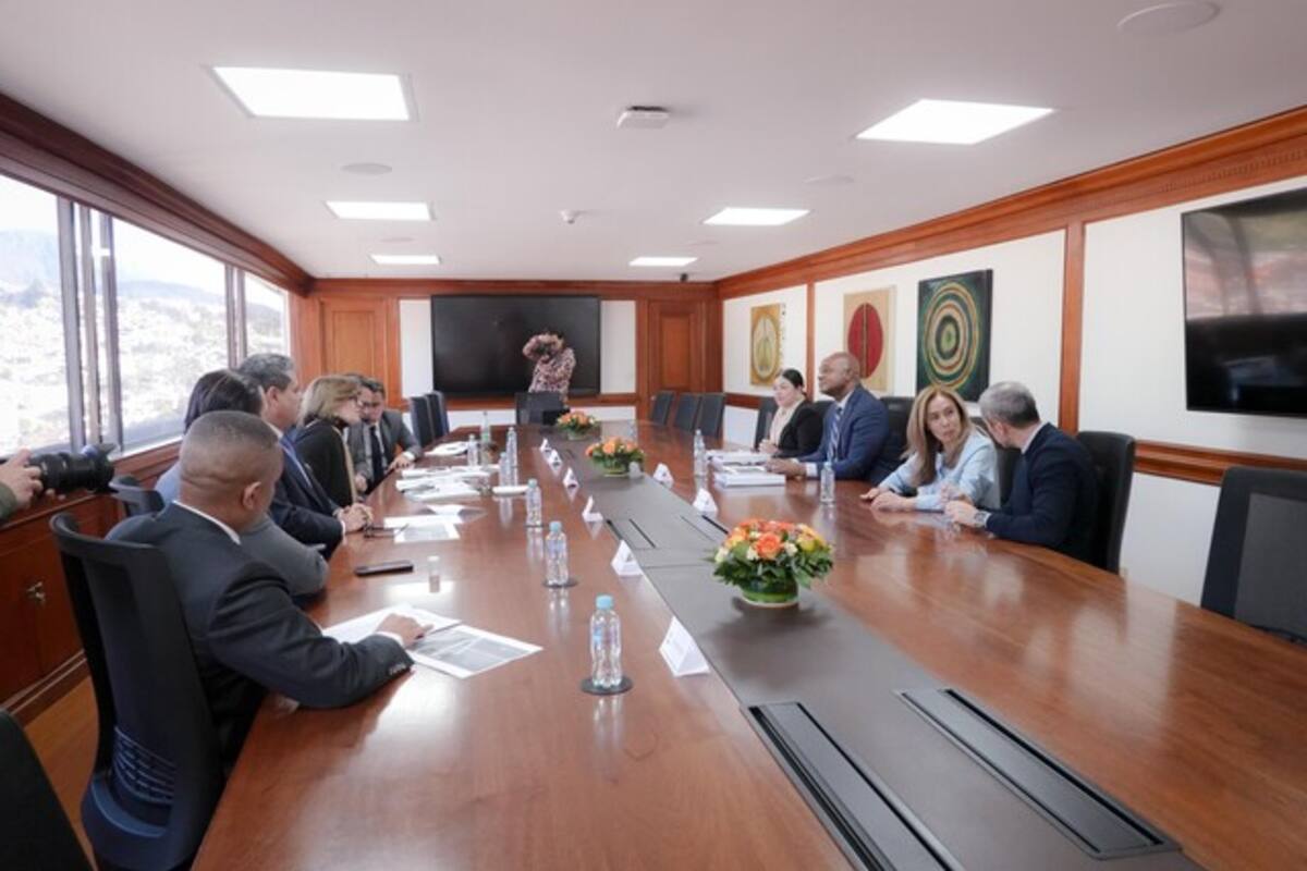 “No hay riesgo”: Canciller garantiza continuidad en expedición de pasaportes
