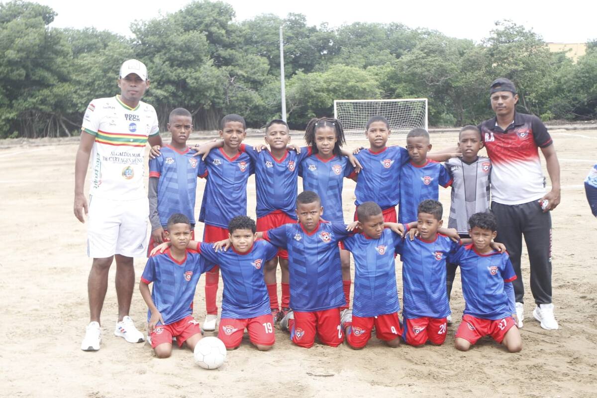 Paso a Paso fue feliz jugando en la nueva cancha de fútbol en Cartagena. //ÓSCAR DÍAZ EL UNIVERSAL