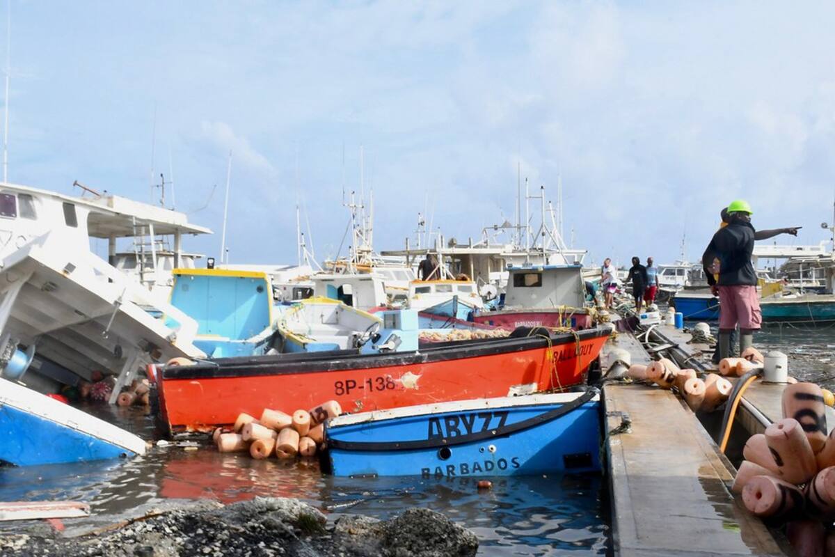 Un daño significativo a los buques pesqueros en el complejo pesquero de Bridgetown fue causado por una tormenta del huracán Beryl. //EFE