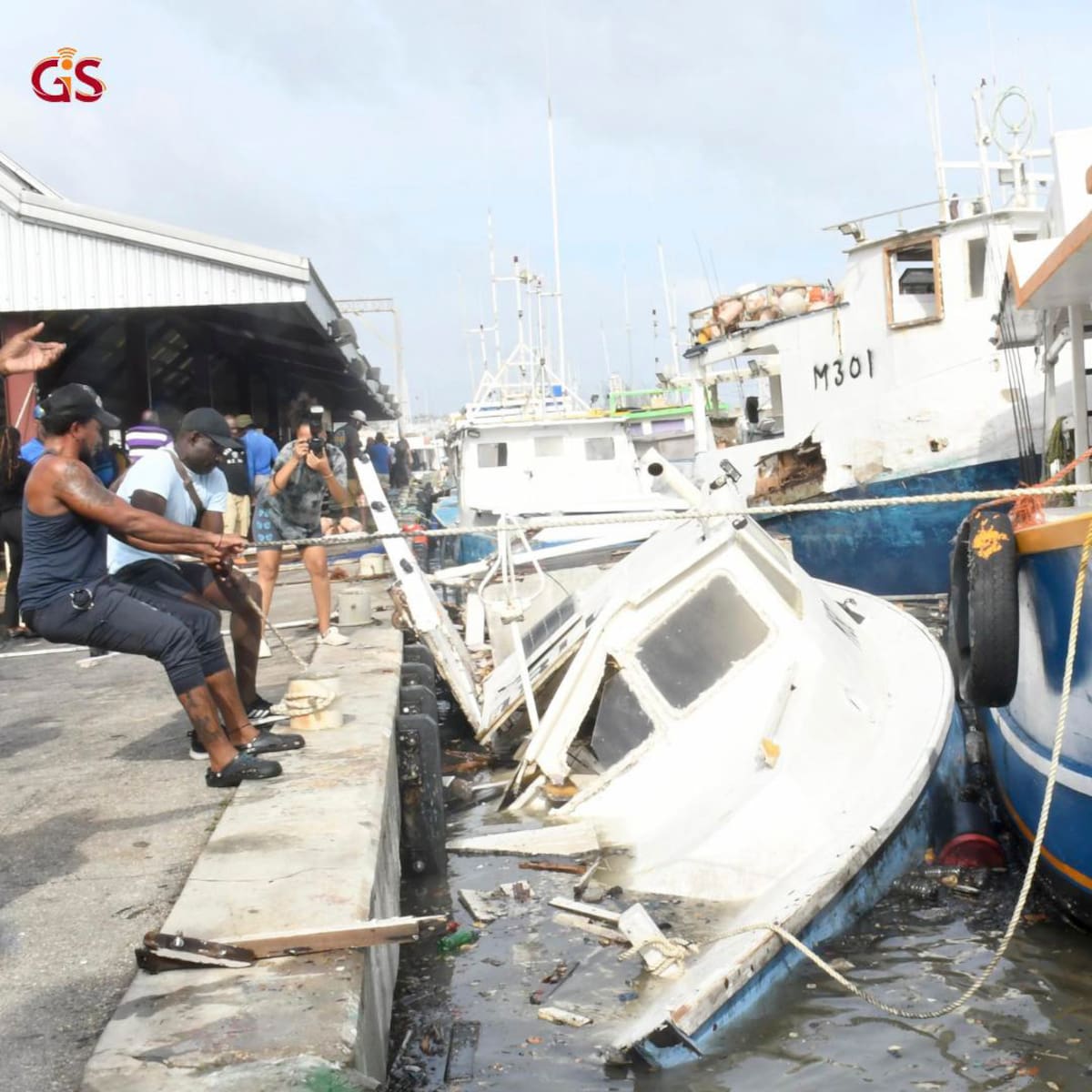 Un daño significativo a los buques pesqueros en el complejo pesquero de Bridgetown fue causado por una tormenta del huracán Beryl. //EFE