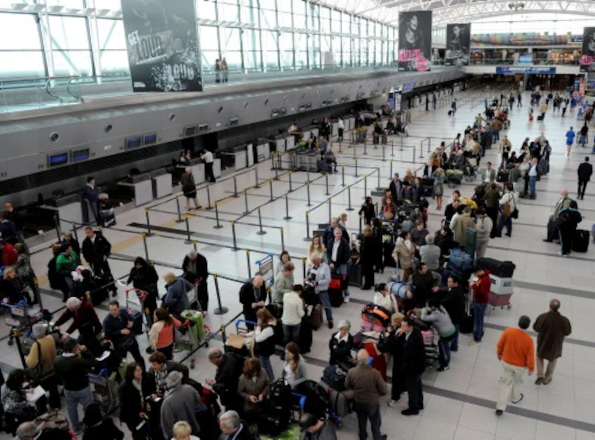 Las terminales aéreas de algunos estados de Argentina y en grtan parte del territorio uruguayo están congestionadas por los pasajeros que no han podido abordar en sus aviones. AFP JUAN MABROMATA