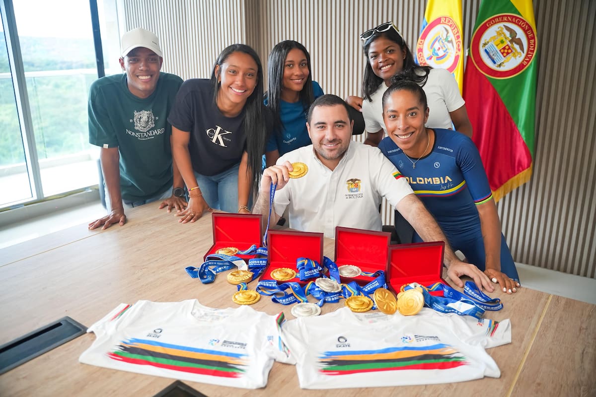 Yamil Arana, gobernador de Bolívar, recibió a los campeones mundiales y le entregó buenas noticias sobre el apoyo que le seguirá dando en su desarrollo. //CORTESÍA