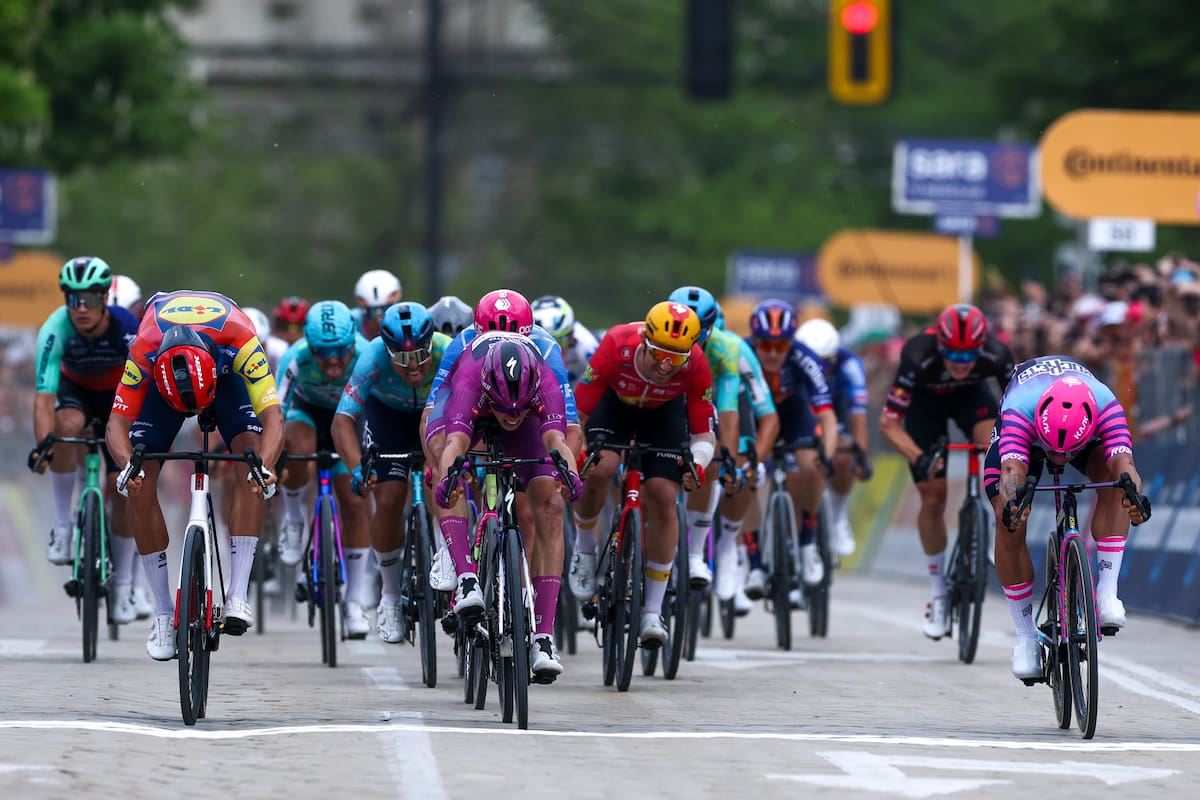 El corredor francés Paul Magnier (C), del equipo Soudal Quick-Step, se quedó con la tercera etapa del Giro de Italia. //Foto, EFE: BORISLAV TROSHEV