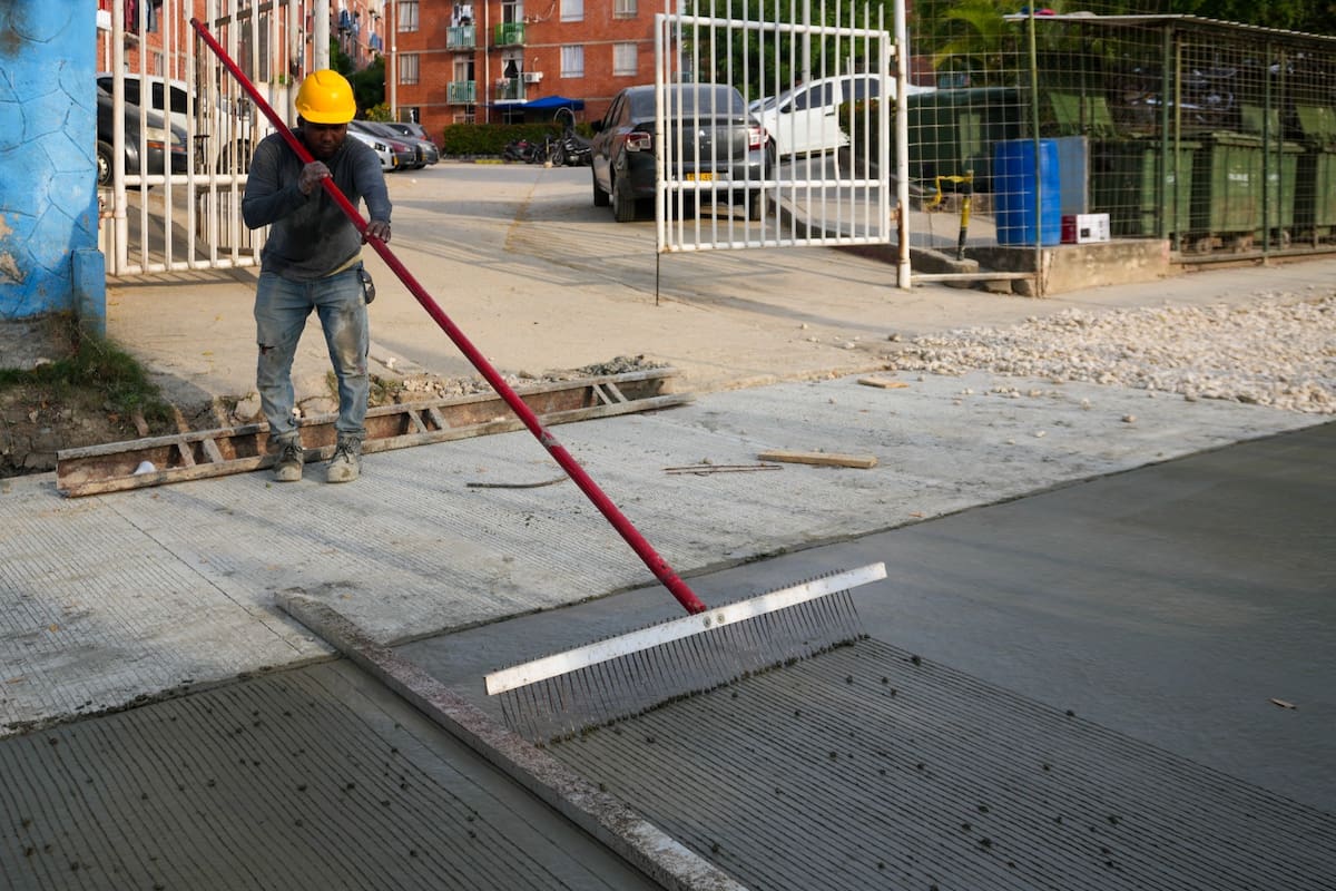 Pavimentación de la transversal 65, entre Villas de La Candelaria y Portales de Alicante, en Cartagena. // Cortesía Alcaldía