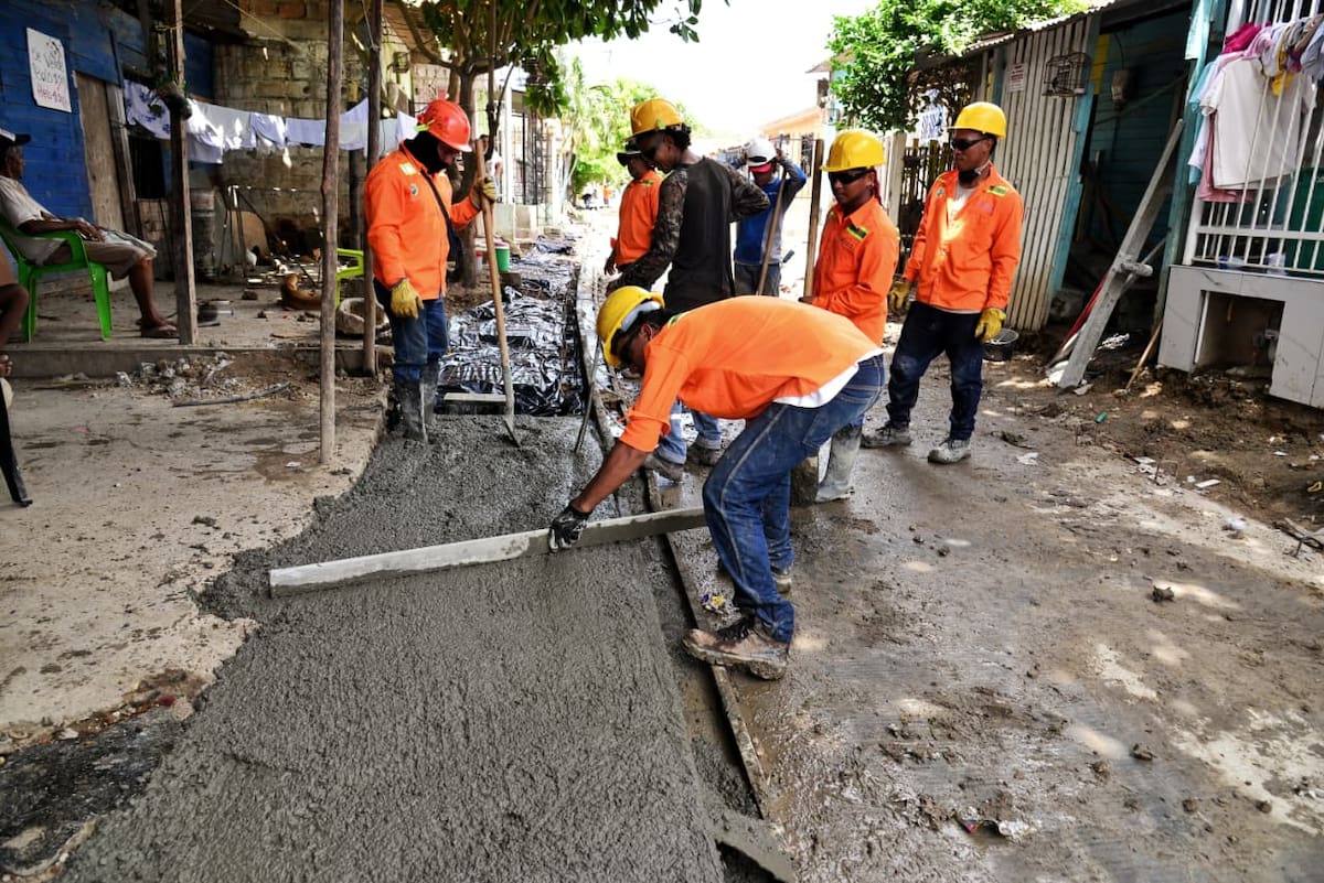 Pavimentan calle en Nelson Mandela, Cartagena: obra alcanza el 90%. // cortesía: Distrito de Cartagena