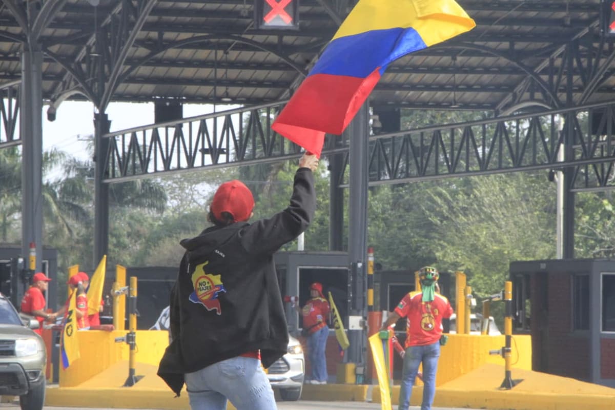 Desde las 8 a. m. del 18 de abril de 2026, varias personas se encuentran manifestando en el peaje de Turbaco. // Foto: Julio Castaño.