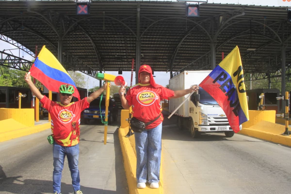 El comité antipeaje se concentra en el peaje de Turbaco para poner fin a los cobros. // Foto: Julio Castaño.