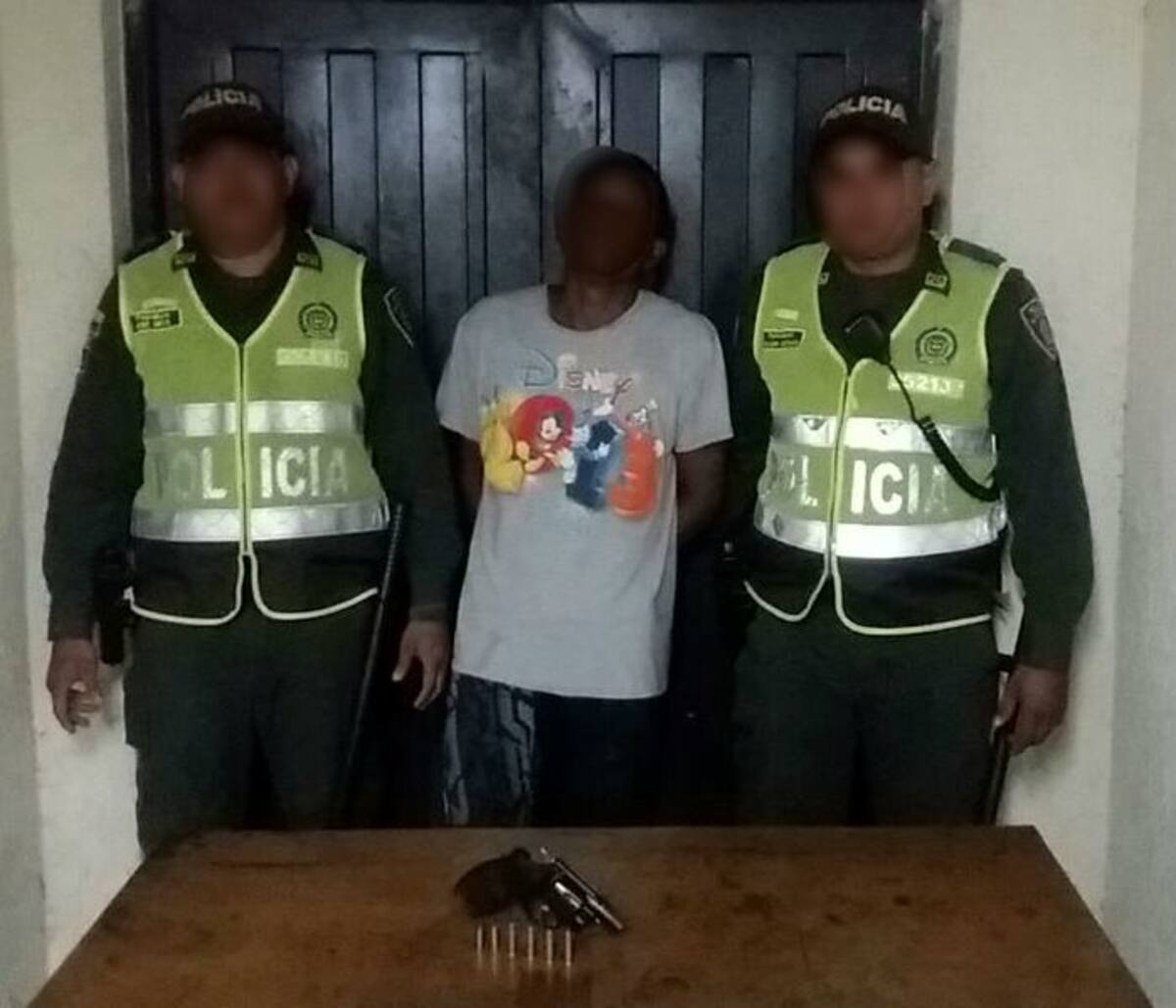 A alias 'Pedrito' lo capturaron mientras intentaba escaparse por los techos. CORTESÍA.