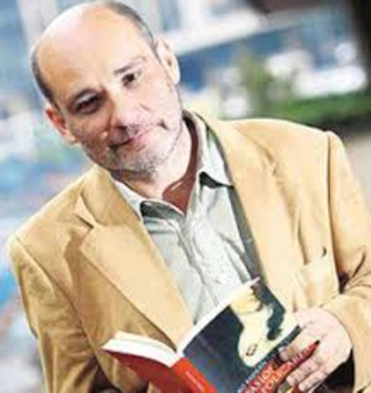 El escritor se ganó el Premio Nacional de Novela Breve Ciudad de Bogotá (2000) con 'El día de la mudanza. // Foto: Tomada de internet.