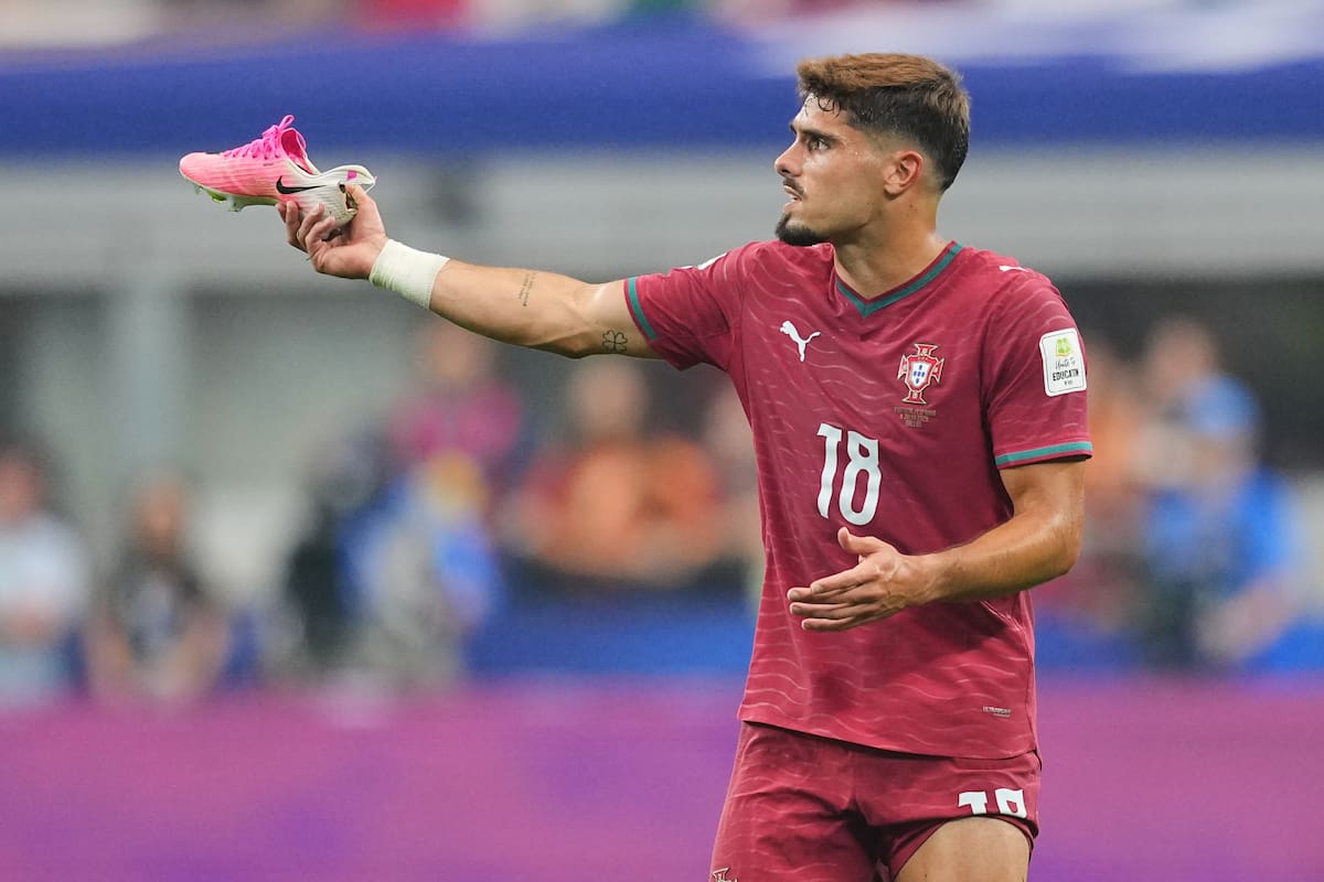 El portugués Pedro Neto (18) muestra su bota al árbitro durante el partido de octavos de final de la Copa del Mundo entre Portugal y España. //Foto, AP: Julio Cortez