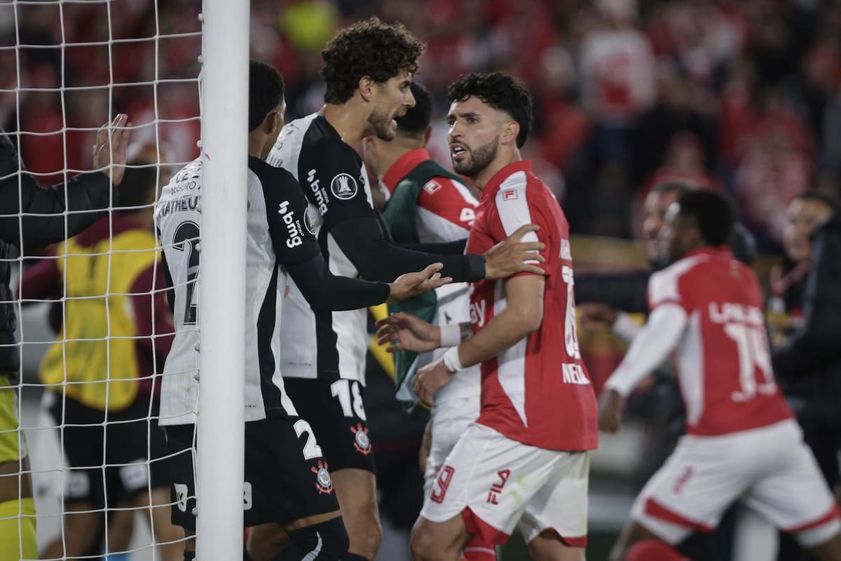 Pelea de los jugadores de Santa Fe y Corithians. // COLPRENSA