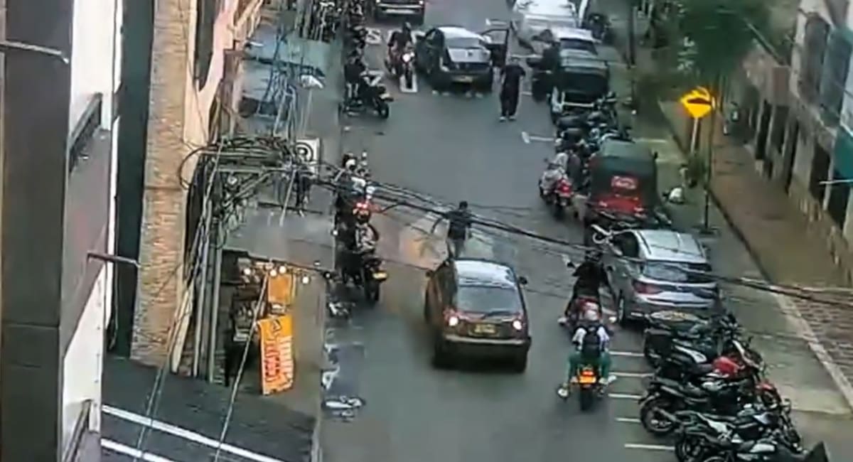 Dos conductores protagonizaron fuerte pelea de película en plena vía pública en Itagüí. // Foto: Captura de video.