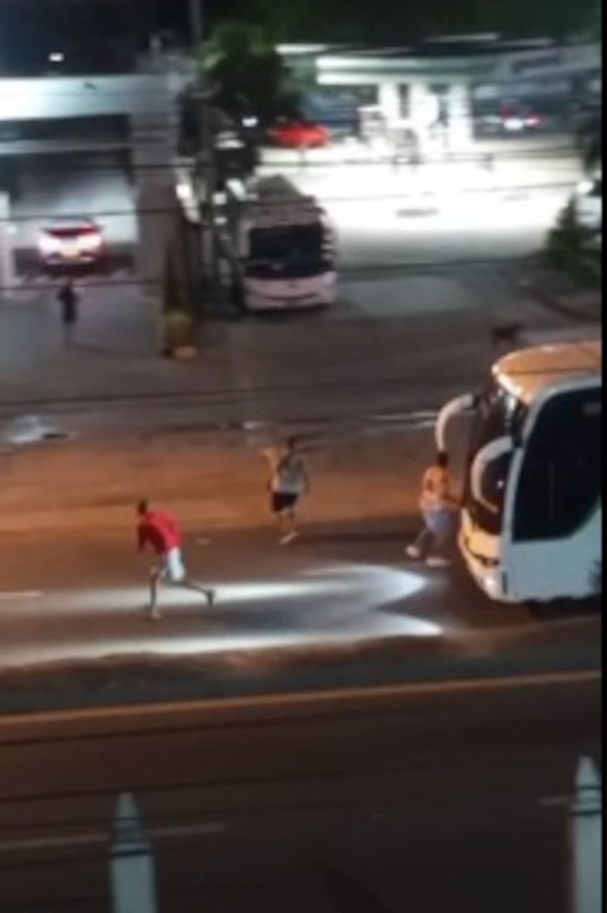 Desmanes entre hinchas del Junior y Real Cartagena. // Foto: Pantallazo de video.