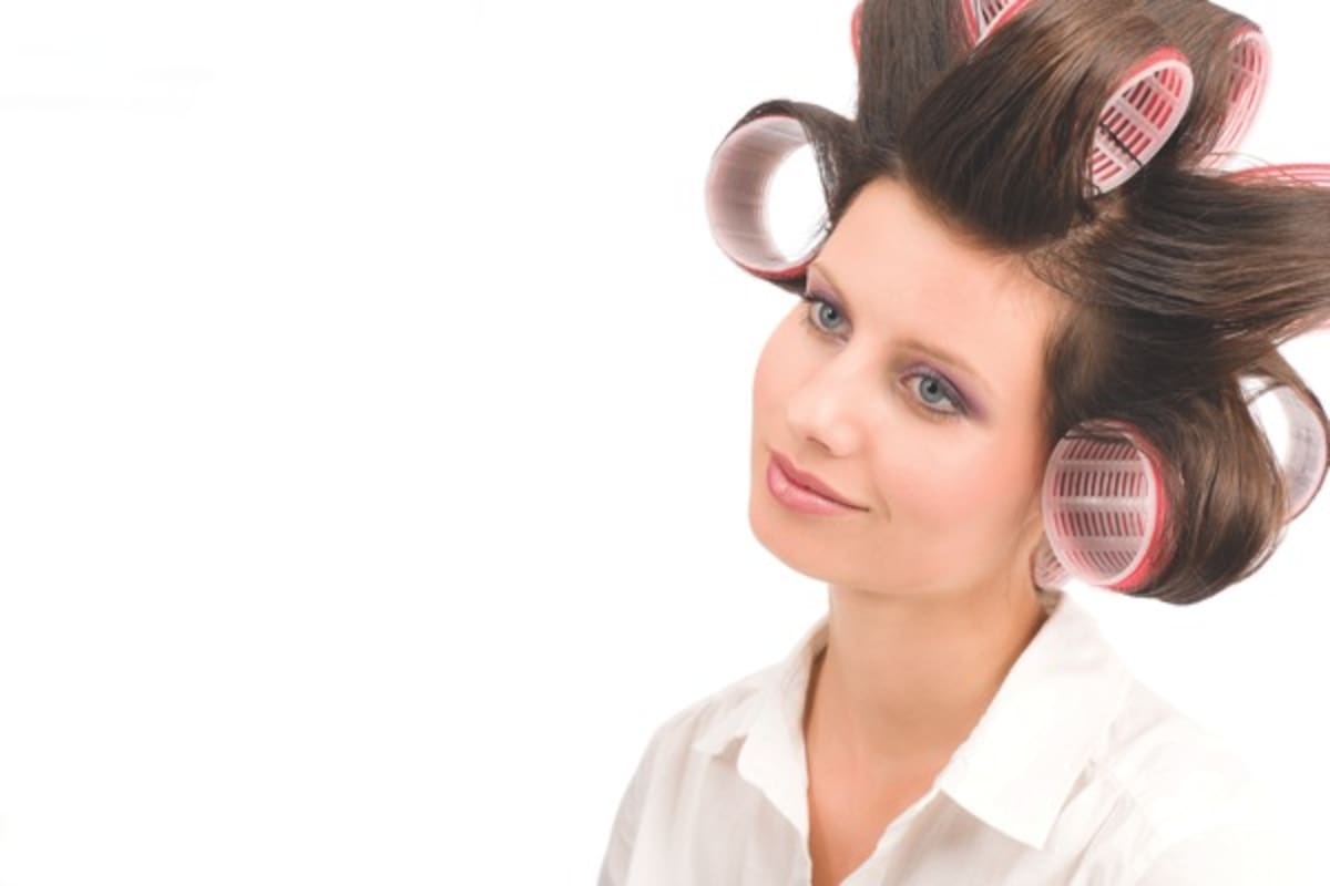 Lo bueno de los rizos es que en casa podemos crearlos para que duren transitoriamente. Por ejemplo, usando rulos grandes.