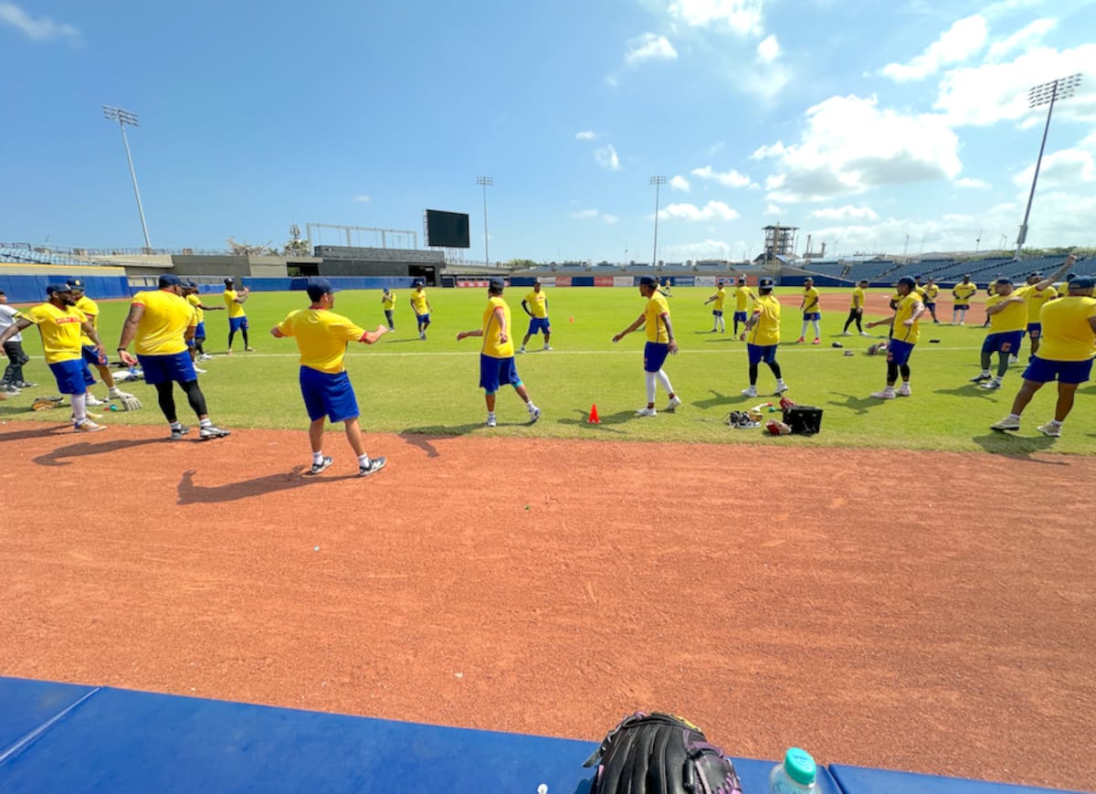 Varios peloteros colombianos se entrenaron este viernes en el estadio Édgar Rentería con mista a los torneo del año 2026.//Juan. M. Cantillo-El Universal.