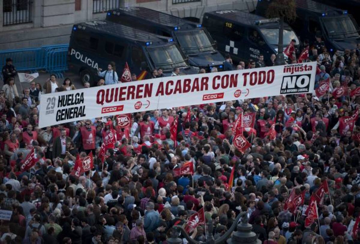 En Madrid, cientos de miles de personas -casi un millón, según los sindicatos- se manifestaron colapsando el centro de la capital española con pancartas en las que se leían lemas como "Sin pan, sin paz", "Techo y trabajo, sin ser esclavo" o "El gobierno nos ataca". AFP PEDRO ARMESTRE
