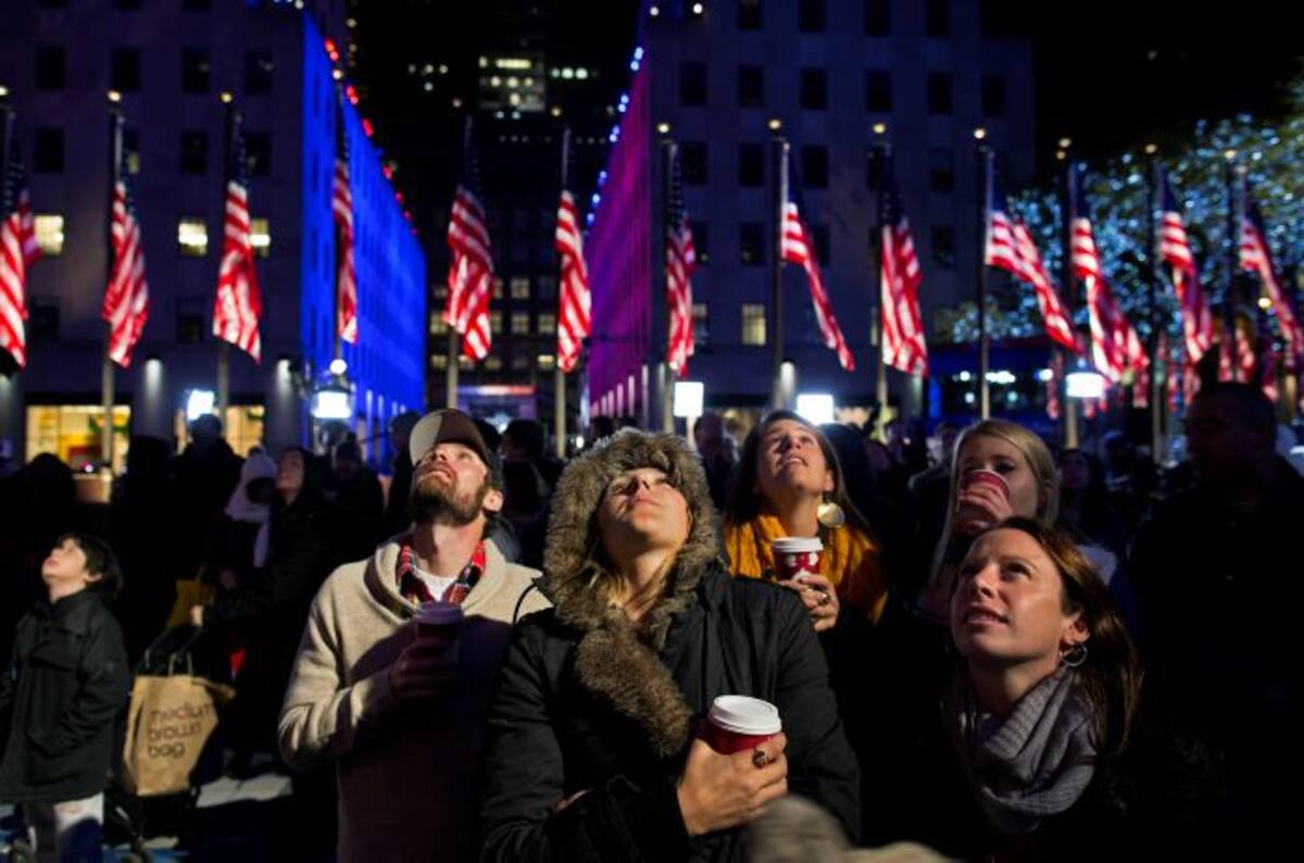La gente ve los resultados electorales que se muestran la parte delantera del edificio GE en el Rockefeller Center. AP Craig Ruttle