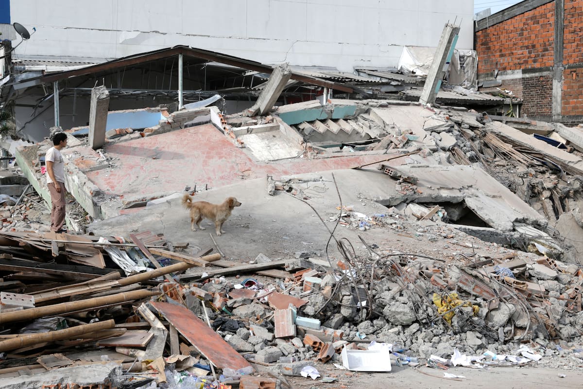 Una persona observa este viernes una edificación destruida por el terremoto de magnitud 7,4 en Pereira (Colombia). //Foto, EFE: Carlos Ortega
