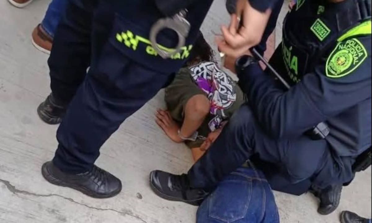 Joven que atacó a Miguel Uribe tras su aprehensión. // Foto: tomada de redes sociales