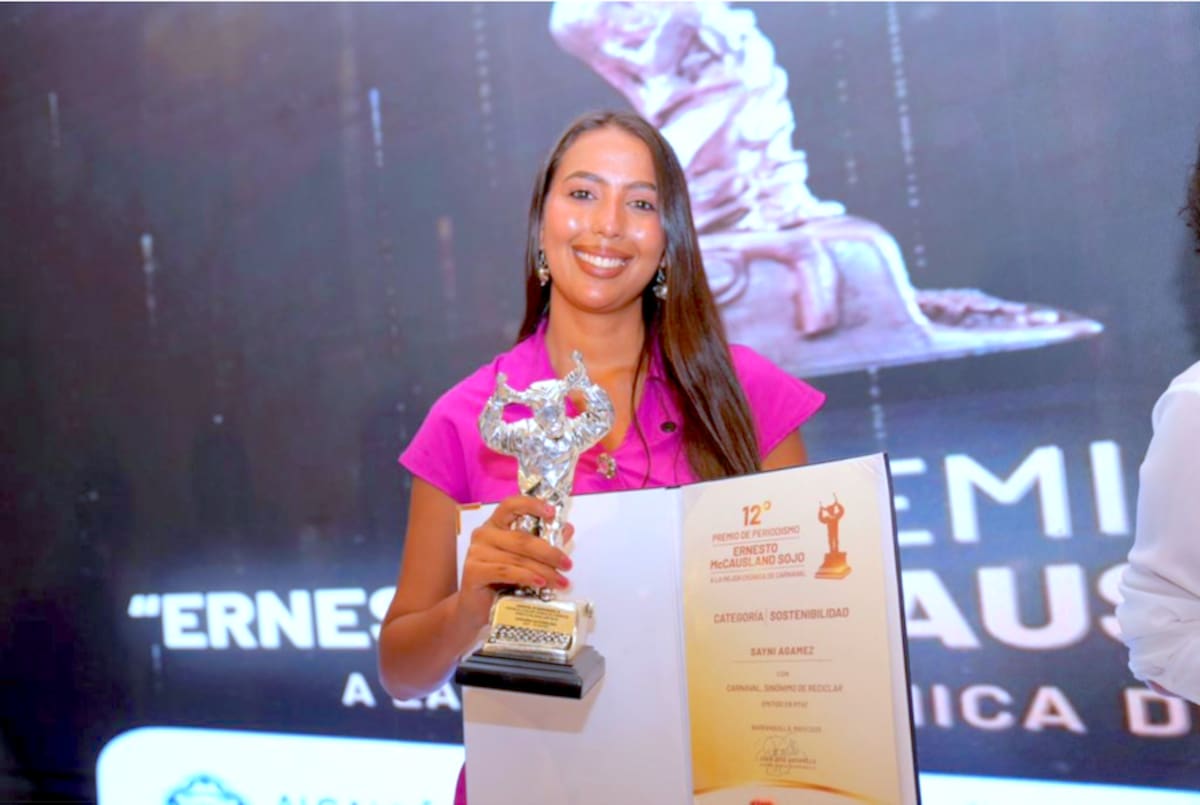 La periodista Sainy Agámez, de RTVC, ganó en la categoría Sostenibilidad. Fue exaltado por su serie Carnaval, sinónimo de reciclar.//Cortesía.