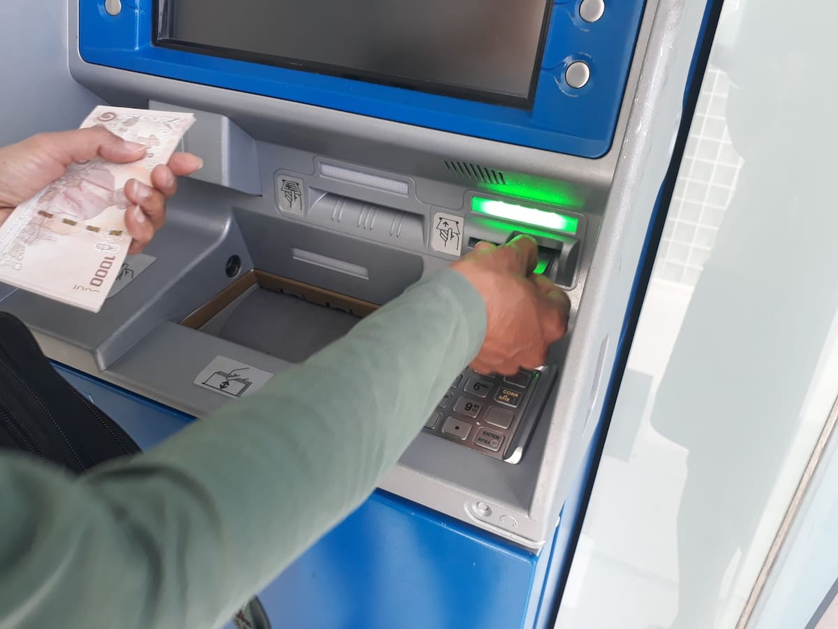 Las tarifas por retiros en cajeros automáticos son de acuerdo con el banco usado en la ciudad donde se encuentra. // Foto: 123rf.