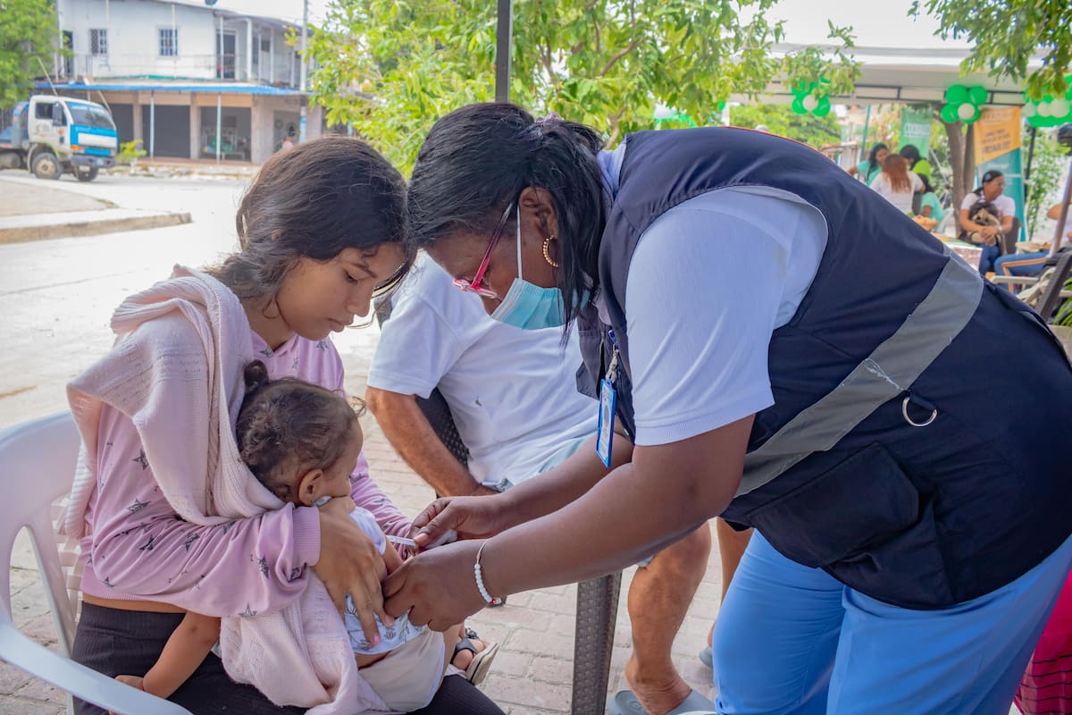 Personal de salud aplica vacuna contra la fiebre amarilla en Cartagena tras alerta de la OPS.