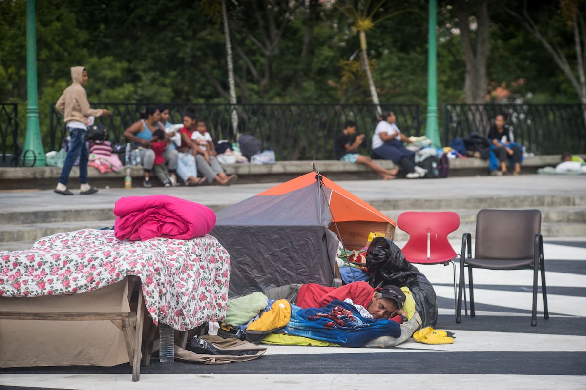 AME4889. CARACAS (VENEZUELA), 26/06/2026.- Personas afectadas por los terremotos aguardan este viernes, en el parque Ali Primera en el oeste en Caracas (Venezuela). EFE/ Boris Vergara