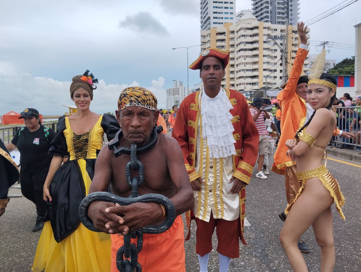 Personas disfrazadas de esclavo y reinas en las Fiestas de la Independencia de Cartagena 2024. // Foto: Óscar Díaz - El Universal