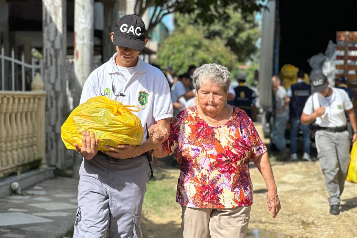 300 familias en Bolívar reciben kits de alimentos tras fuertes lluvias