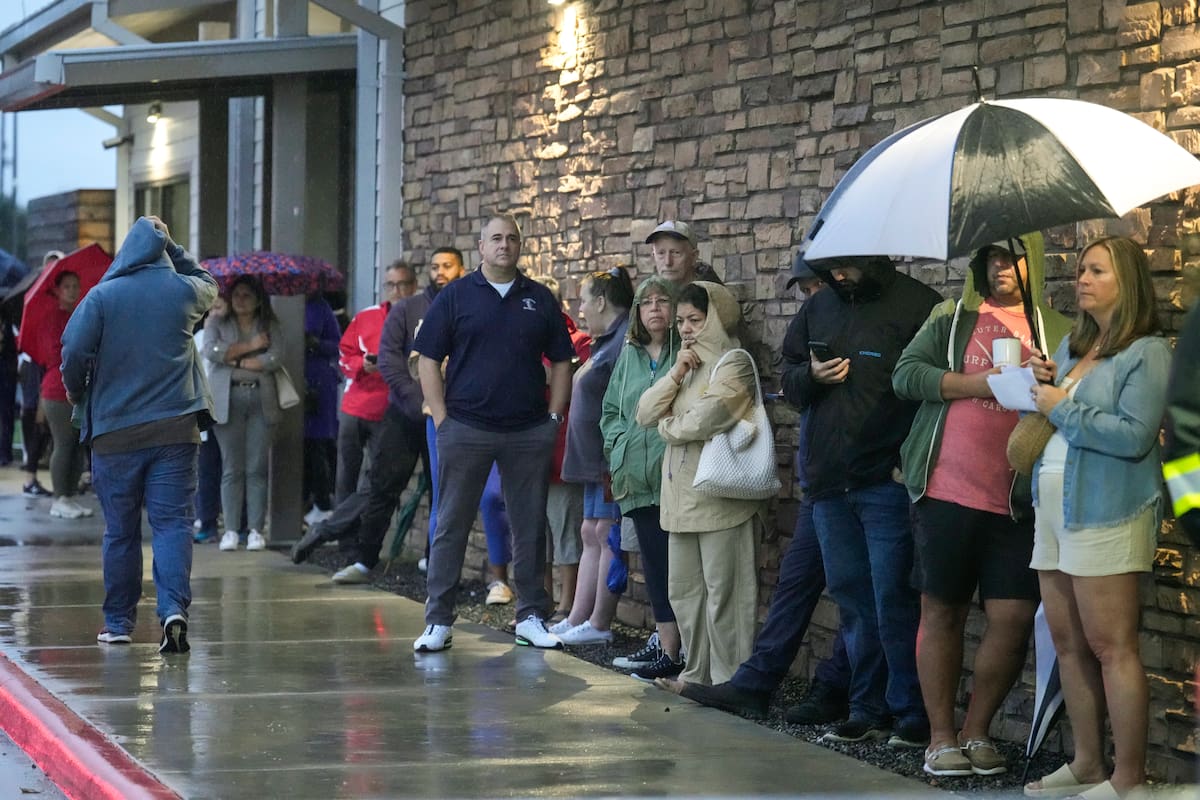 Votantes se forman para emitir sus votos durante el día de las elecciones de Estados Unidos en el centro comunitario Richard y Meg Weekley. //AP