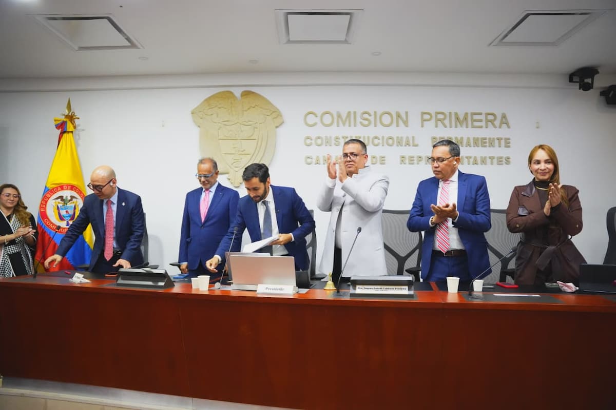En el acto de radicación del proyecto de ley que busca fortalecer el funcionamiento de las personerías municipales y distritales del país, asistieron la Federación Nacional de Personeros de Colombia (Fenalper), un procurador delegado y congresistas de distintas bancadas. También suscribieron la iniciativa los representantes José Jaime Uscátegui, del Centro Democrático; Germán Rozo, del Partido Liberal por Arauca; y Manuel Correa, de la Alianza Social Independiente (ASI) por Caldas. // Foto: Cortesía - Martha Ruiz.