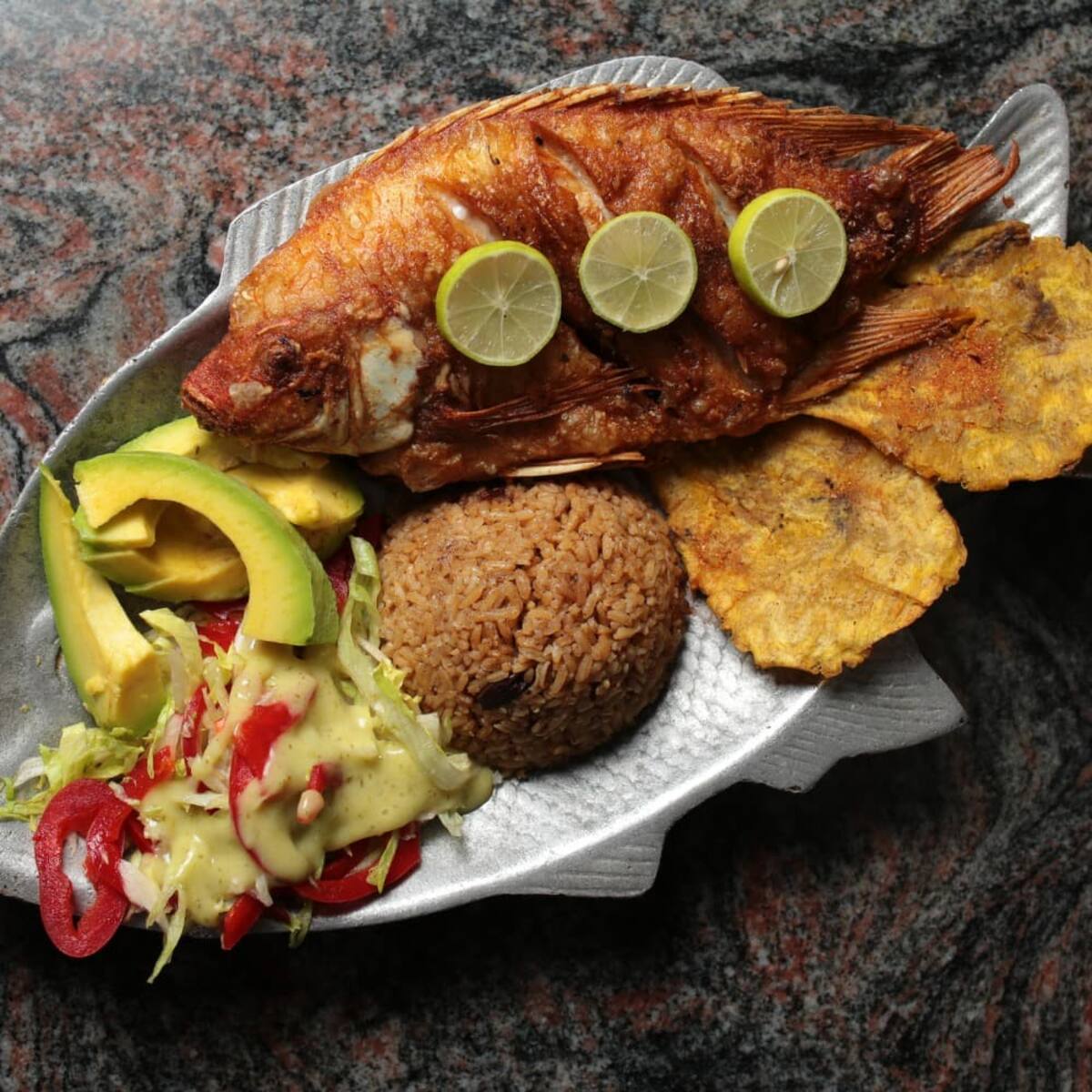 Pescado frito con arroz de coco y patacones. //Sancocho's.