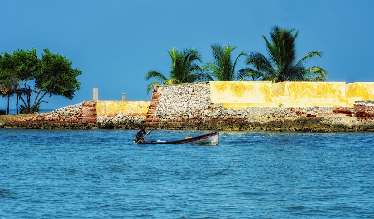 Cartagena, Colombia - 21 de marzo de 2023: Un pescador artesanal en sus funciones en una canoa. Muchos lugareños trabajan como tales debido al estilo de vida tradicional que optan por vivir.