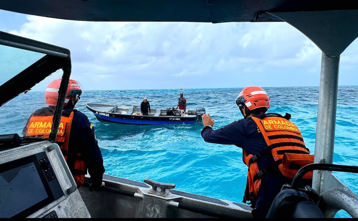 Guardacostas intensifica las labores de búsqueda del pescador que desapareció luego del volcamiento de una embarcación cerca de Punta Sur, en Providencia. // FOTO: ARMADA DE COLOMBIA.