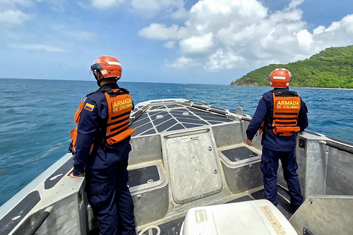 Armada busca a pescador desaparecido tras volcamiento de lancha; otro fue rescatado