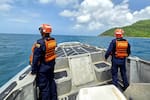 Armada busca a pescador desaparecido tras volcamiento de lancha; otro fue rescatado