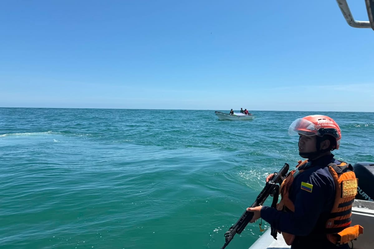 Armada busca a 2 pescadores desaparecidos en medio de faena en el mar